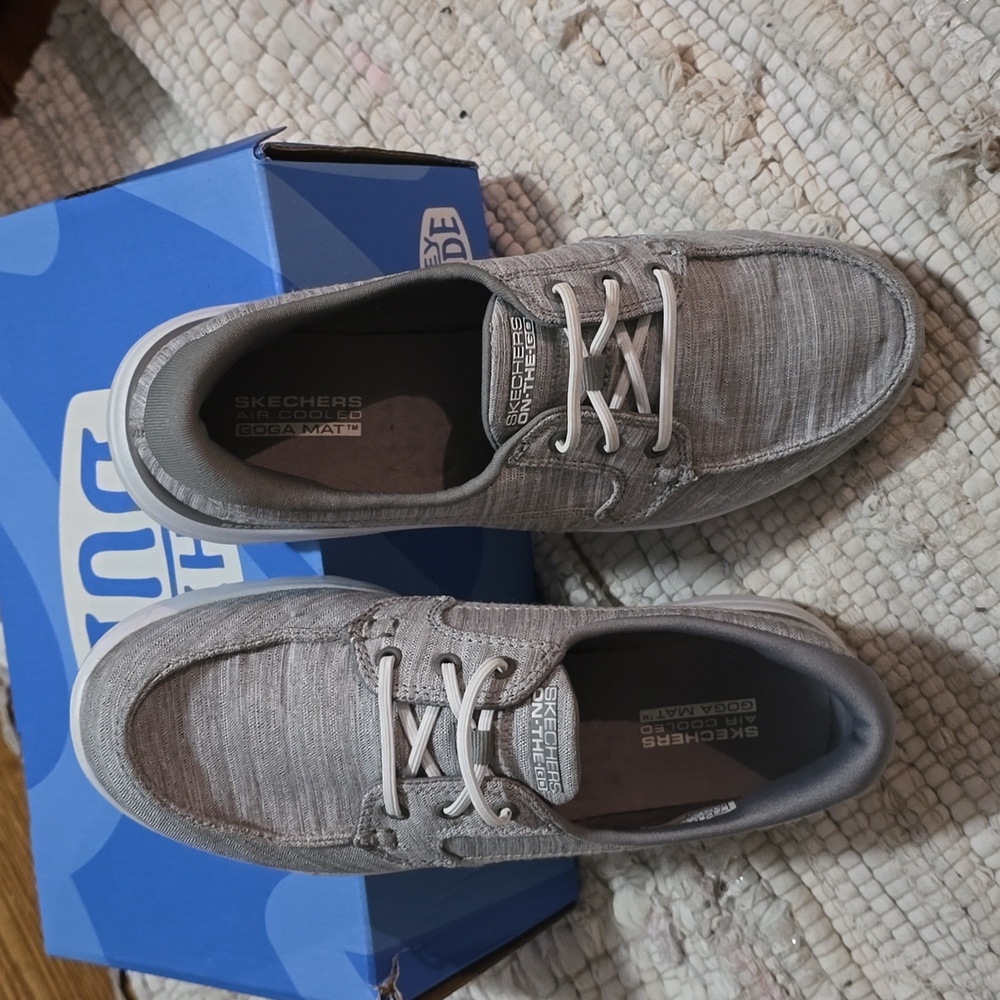 Women size 7 Sketchers